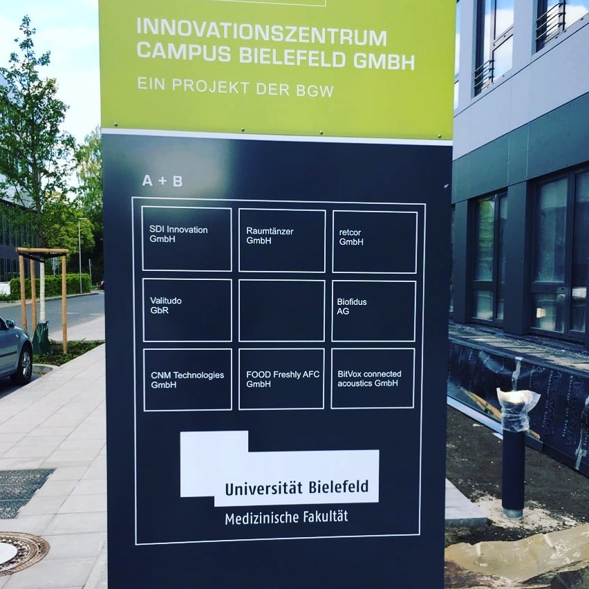 VALITUDO mit Geschäftsführung Peter Röhr und Dnaiel Rothmund in der medizinischen Fakultät der Universität Bielefeld im Innovationszentrum Campus Bielefeld VALITUDO mit Geschäftsführung Peter Röhr und Dnaiel Rothmund in der medizinischen Fakultät der Universität Bielefeld im Innovationszentrum Campus Bielefeld
